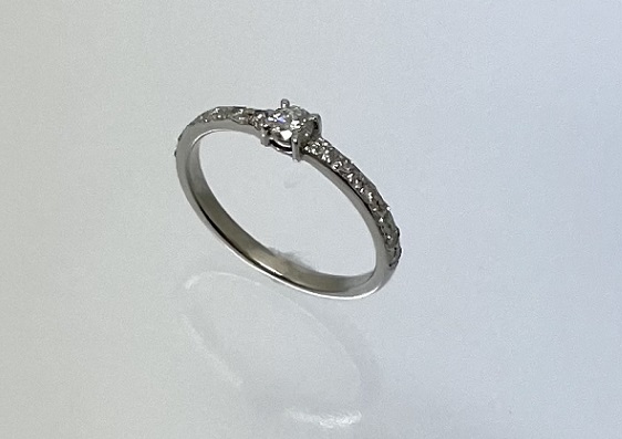 シンプルなデザインの中にお喜びの華やかさを表現した婚約指輪に甦りました。