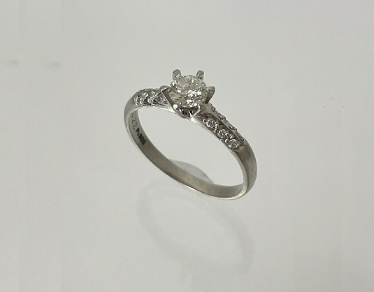 アームにメレ―ダイヤモンドが彫留された立爪の婚約指輪